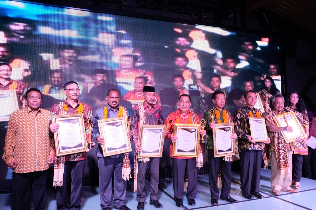 Bupati Puncak Willem Wandik,SE,M,Si, saat menerima penghargaan Top Regent of The Year 2017 bersama 25 Kepala daerah baik Gubernur dan bupati/walikota se- Indonesia di Hotel Fashion, Legian, Bali, Jumat (8/12/2017) malam.